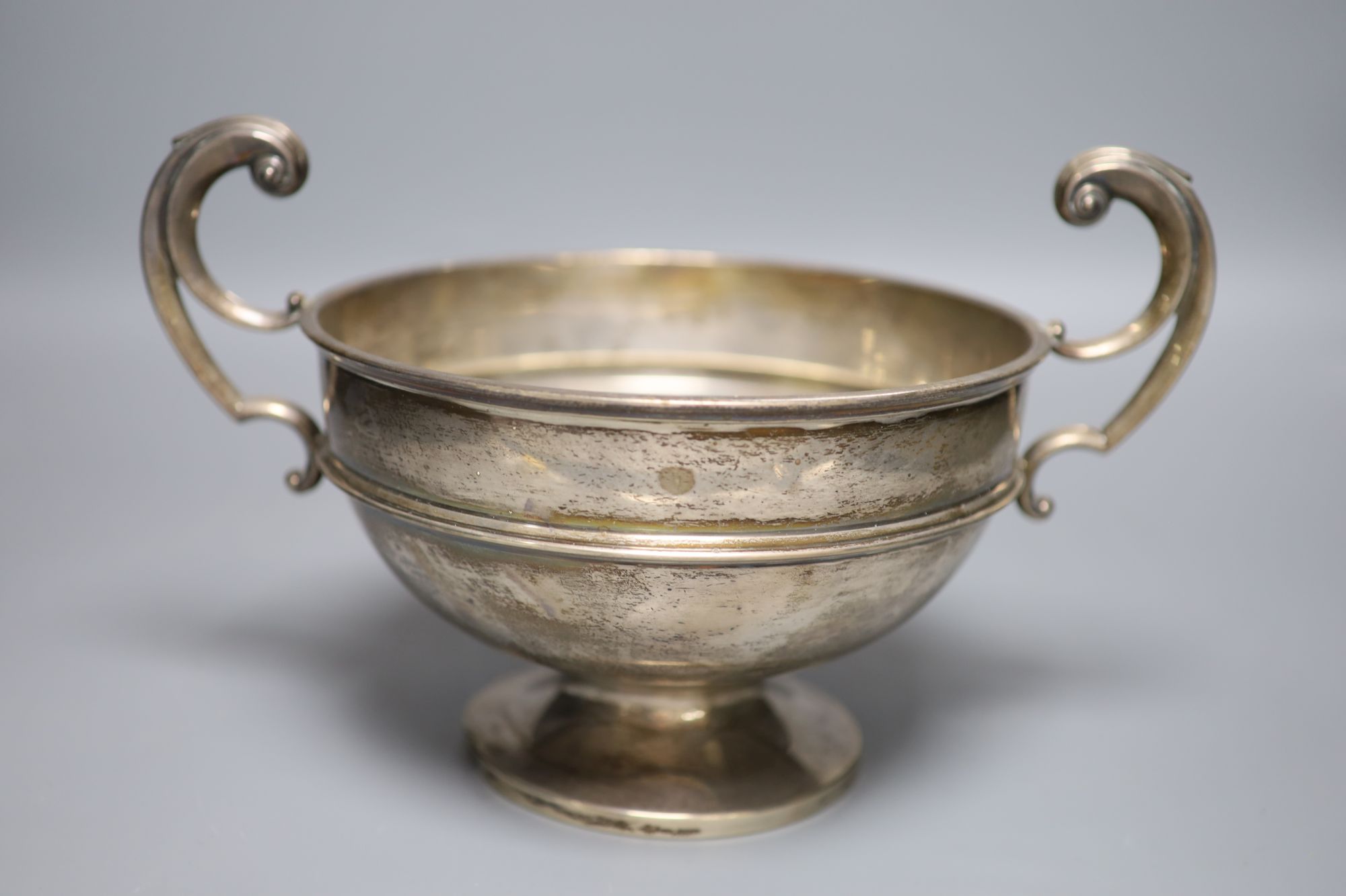 A George V silver two handled trophy bowl, Stevenson & Law, Sheffield, 1924, diameter 21.2cm, 19oz.